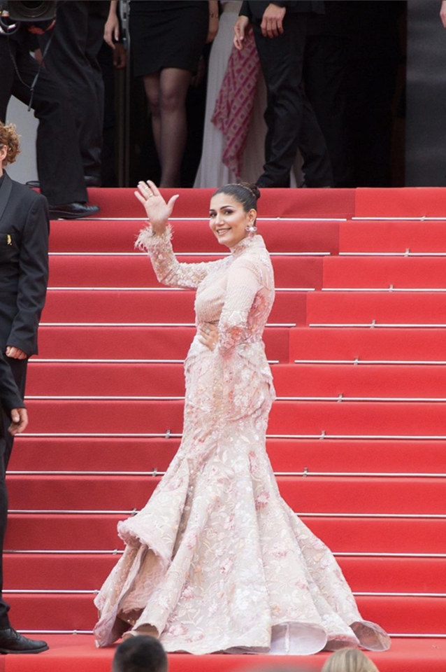 Pink Mermaid Gown with Long Embroidered Sleeves om 905